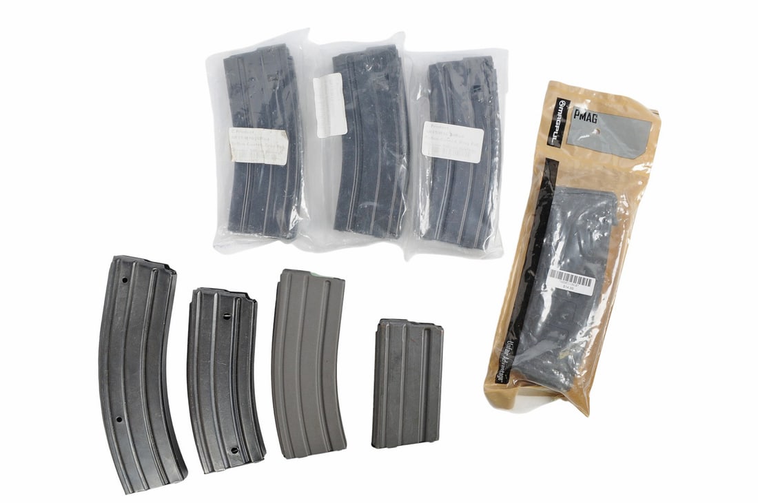 Commercial and Magpul AR15 30 Rd. Magazine Lot of 8 (SDJ): A Commercial and Magpul AR15 30 Rd. Magazine Lot of 8 in good condition. the lot includes (1) 20 Rd. mag, (1) 40 Rd. mag, (6) 30 Rd. mags.
