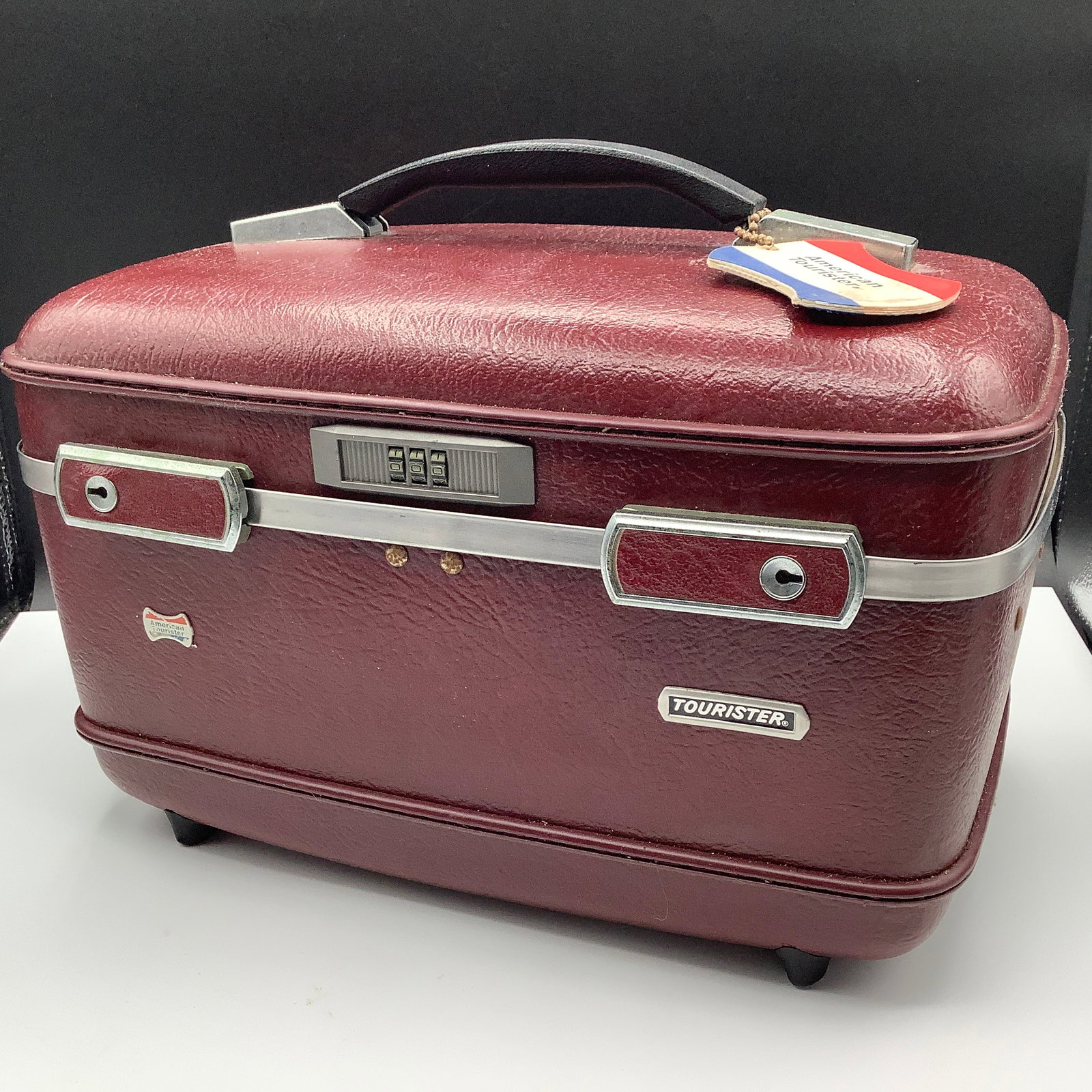 Vintage Samsonite Train Case: Samsonite Train case hard exterior with swivel lock latches