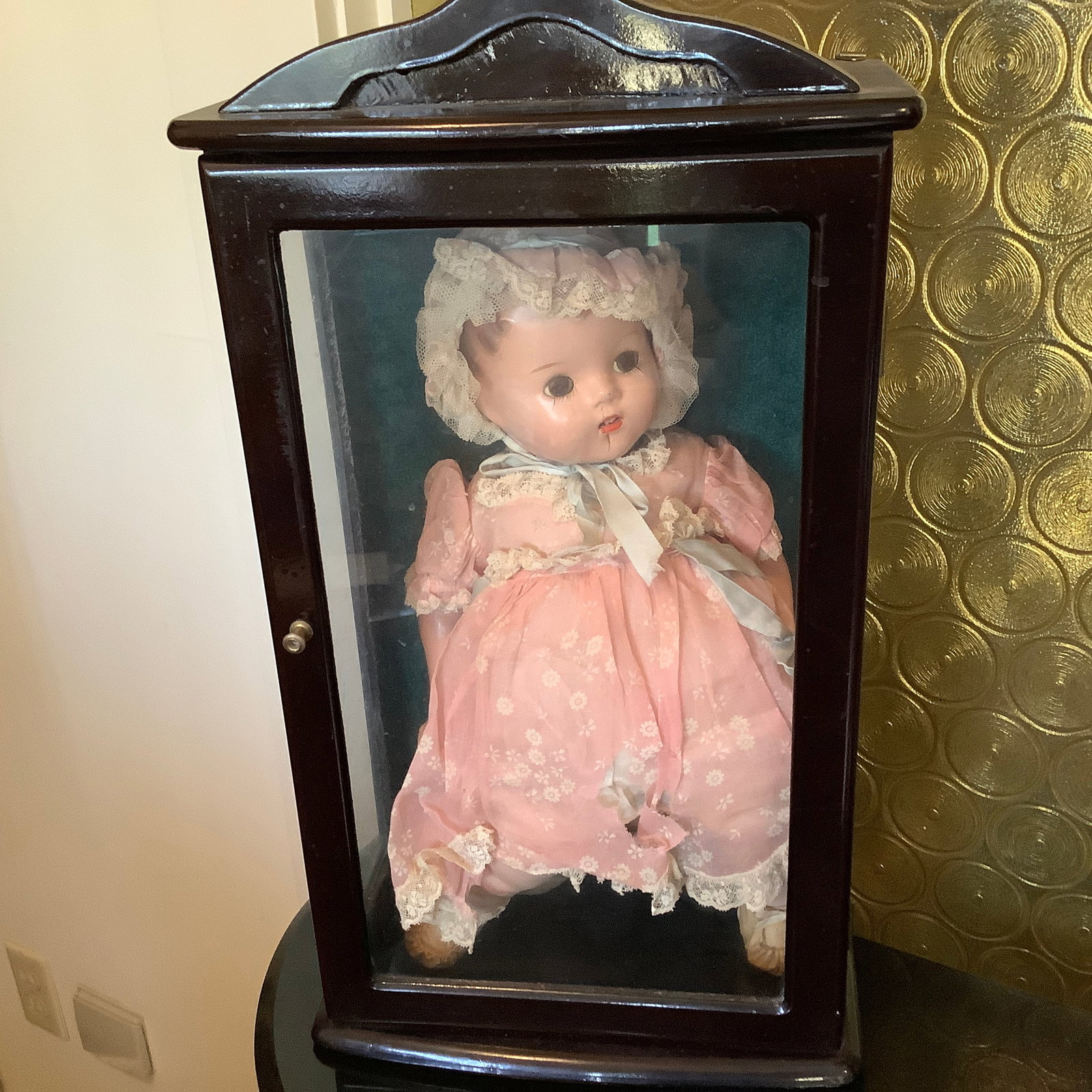 Vintage Doll with Glass Front Doll Case: Doll is ziptied inside an Ashley Belle case Case is not made for this doll, the doll is being propped up inside with a cardboard tube to prevent her from slumping Doll has some cracks and the clothes 