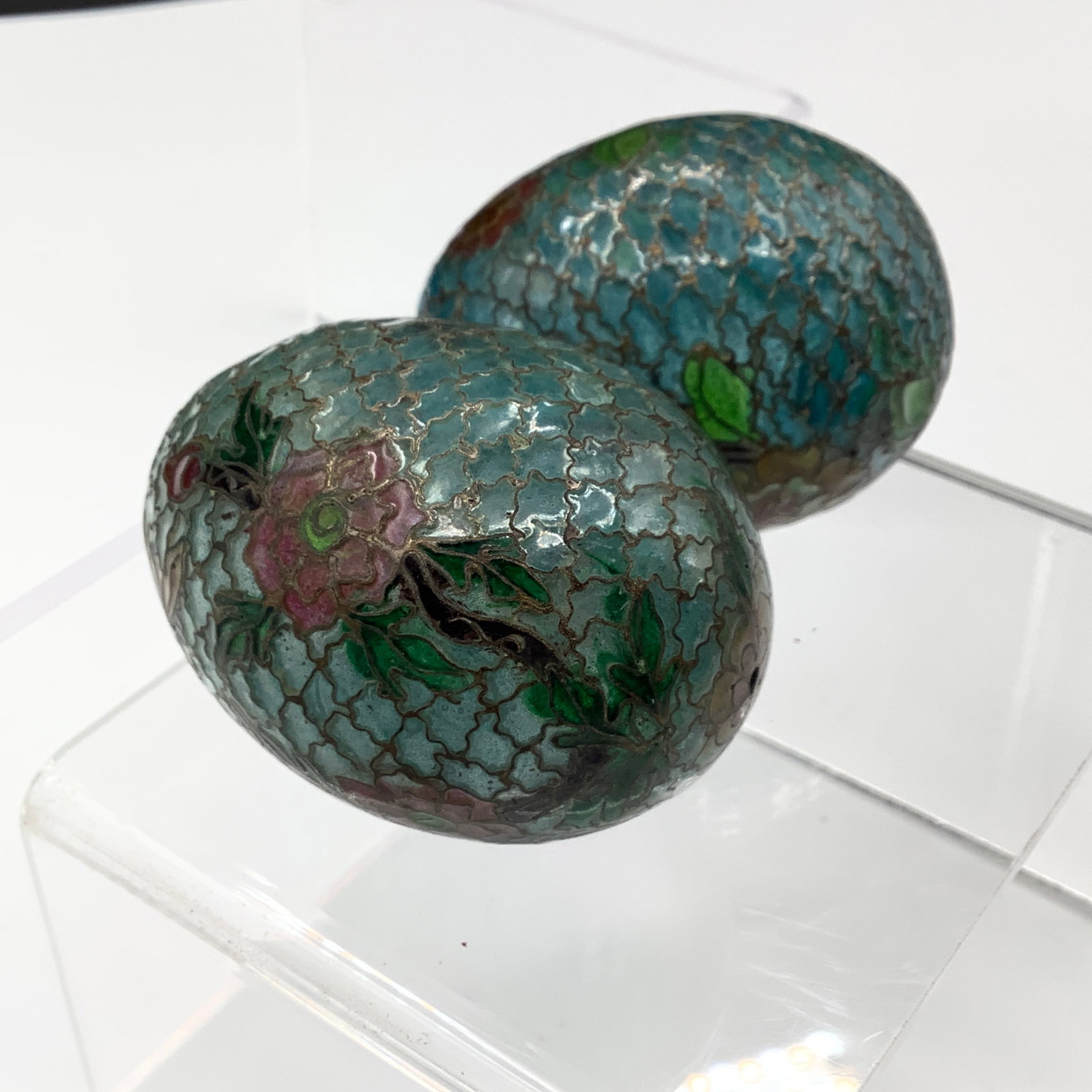 Pair of Cloisonne Eggs: Pristine Cloisonne eggs