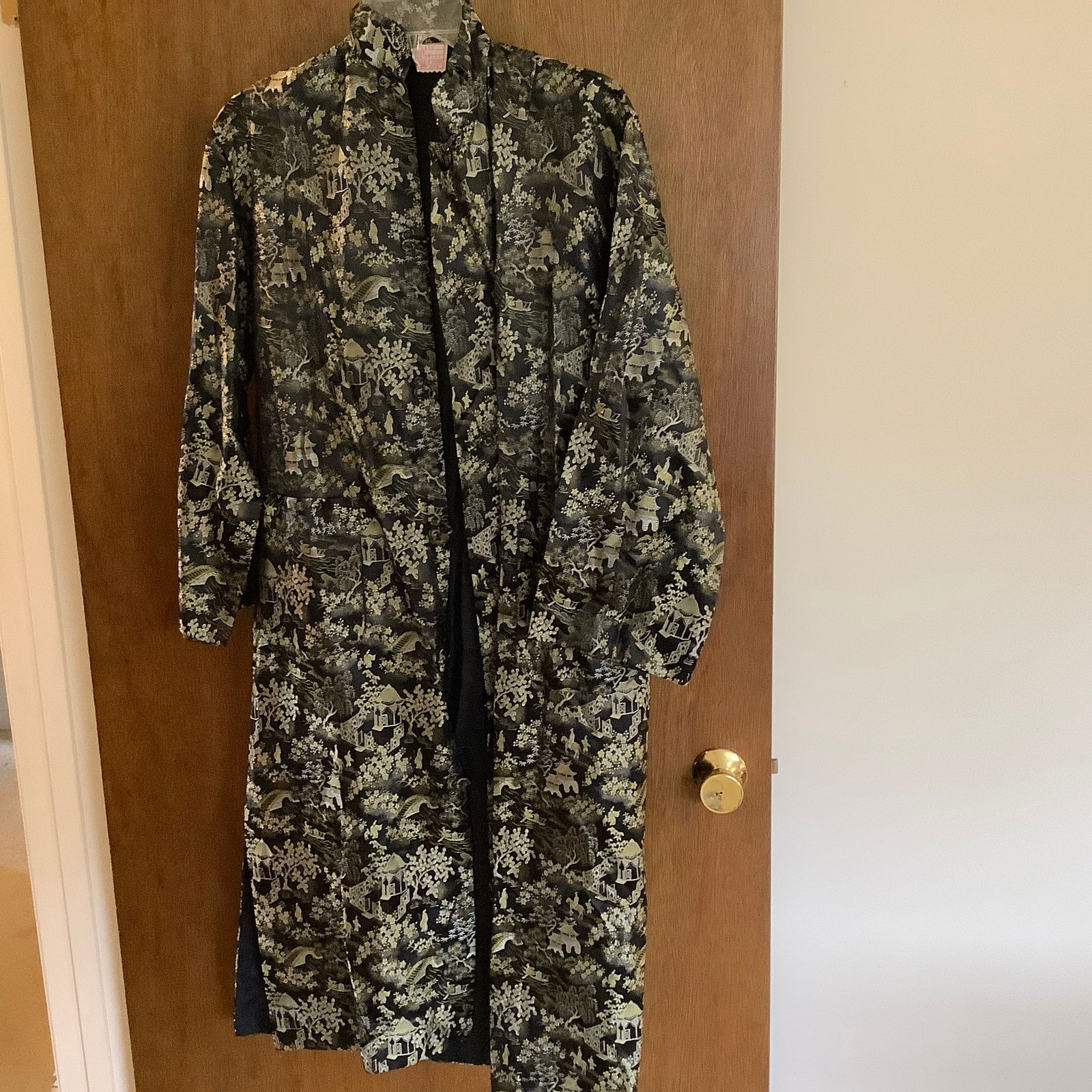 Japanese Kimono Jacket, 100% Embroidered Rayon Brocade: 100% Rayon Made ihn Japan Size Small Coiled buttons in same fabric