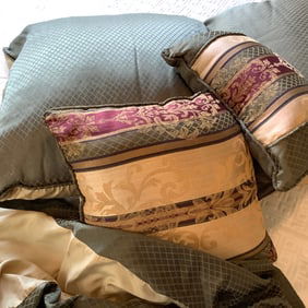 4 Pillows and BedSkirt Queen Size