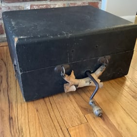 Sonora Portable Windup Phonograph with 6 Records