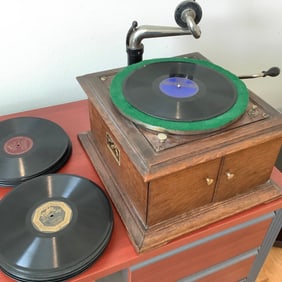 Victor Victrola VV-VI Tabletop Phonograph with Records