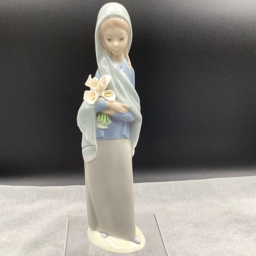 Lladro Young Lady with Calla Lily Flowers, Made in Spain (1 of 8)