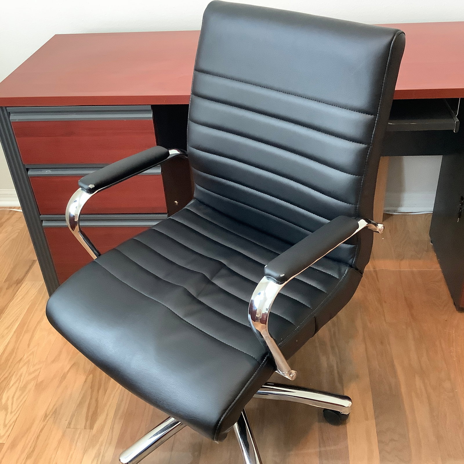 Rolling Black Desk Chair with Tufted Seat and Back: Currently in fixed position- see clamps underneath-unsure if hydraulics operate