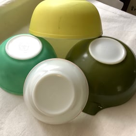 4 Vintage Pyrex in Avocado Green, Yellow, Green and White with Red Rim