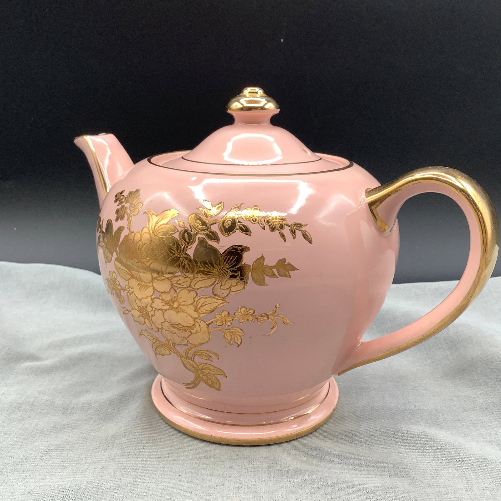 Vintage Sadler Teapot made in England, Pink with Gold Trim: Teapot is in excellent condition