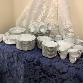 Noritake Contemporary China Set, Marywood Pattern Service for 14