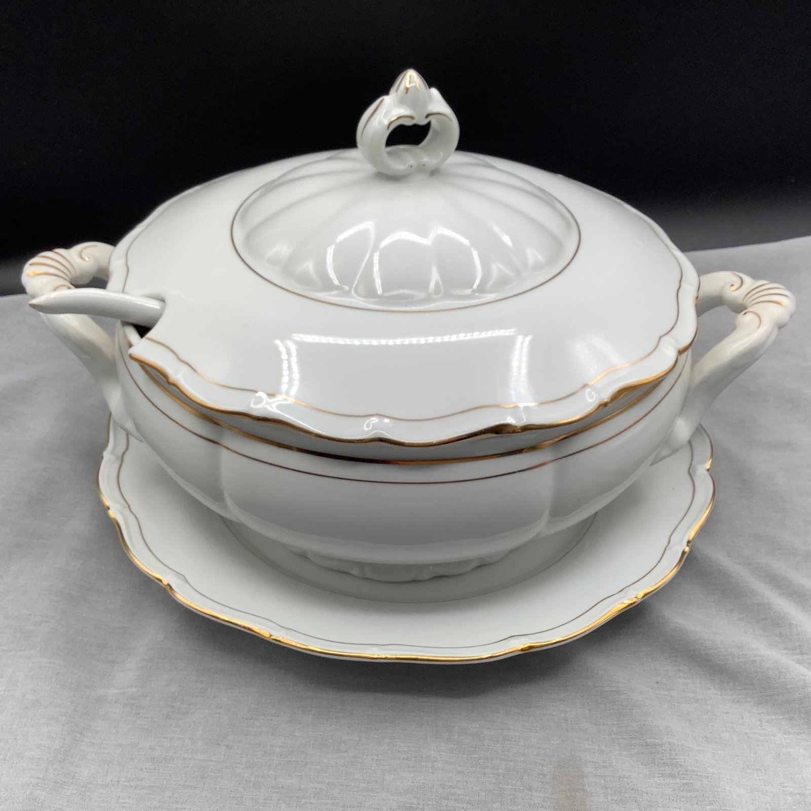 Bohemia Ceramic Empress Soup Tureen with Underplate and Porcelain Ladle (1 of 13)