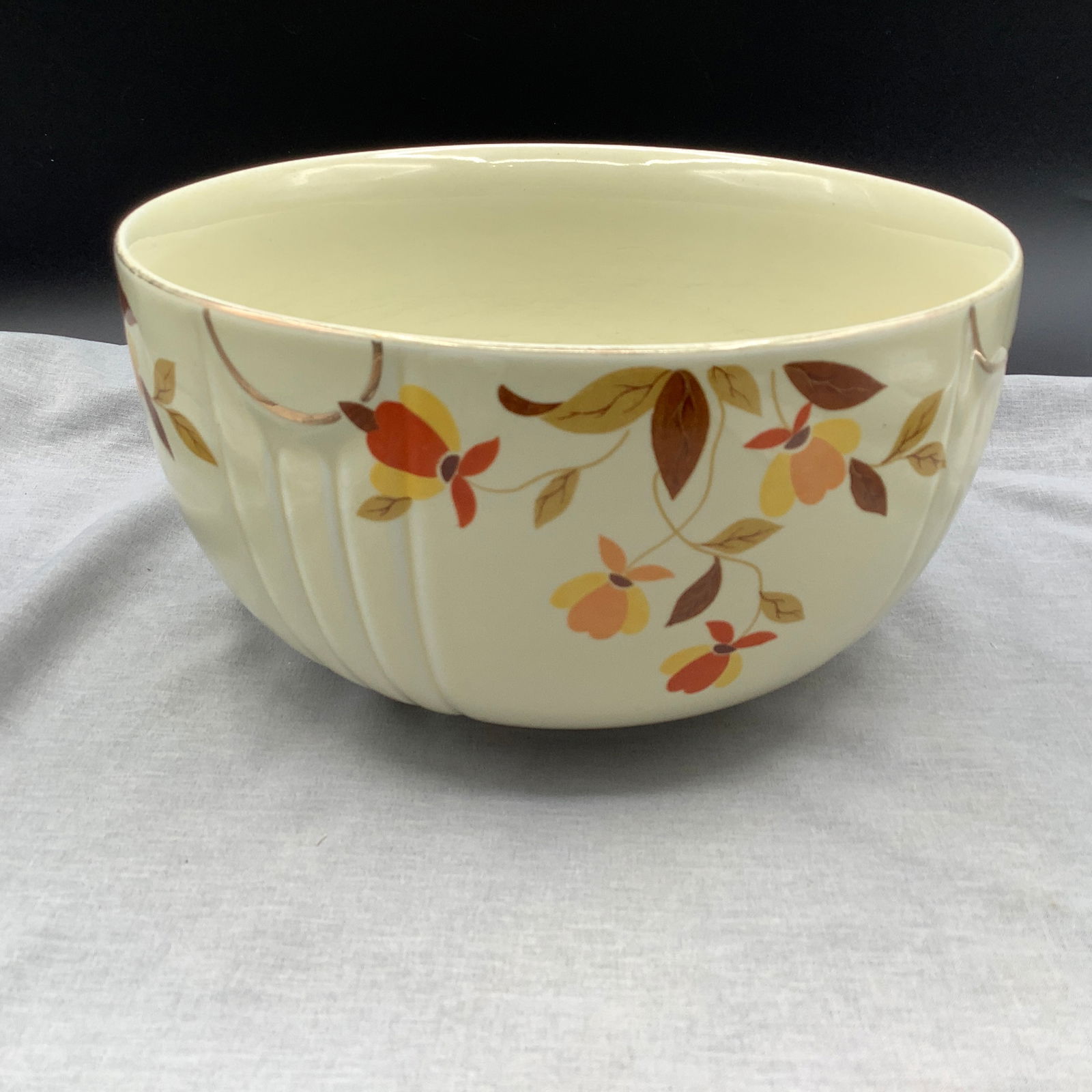 Hall's Superior Quality Kitchenware Bowl: Hall's Superior Quality Kitchenware Bowl, Leafs Design