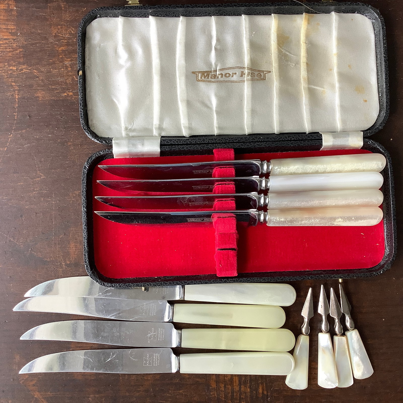 Mother of Pearl Knives and Corn Cob Holders: 4 knives by Kalmar Sheffield England 4 Mother of Pearl knives by Manor House with made in England case 4 Mother of Pearl Corn Cob Holders