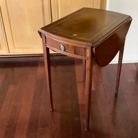 1950s Carolina Table Co Hepplewhite Mahogany Leather Top Table with Drop Sides