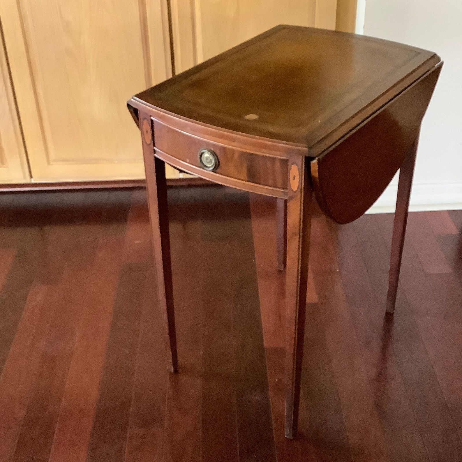 1950s Carolina Table Co Hepplewhite Mahogany Leather Top Table with Drop Sides (1 of 8)