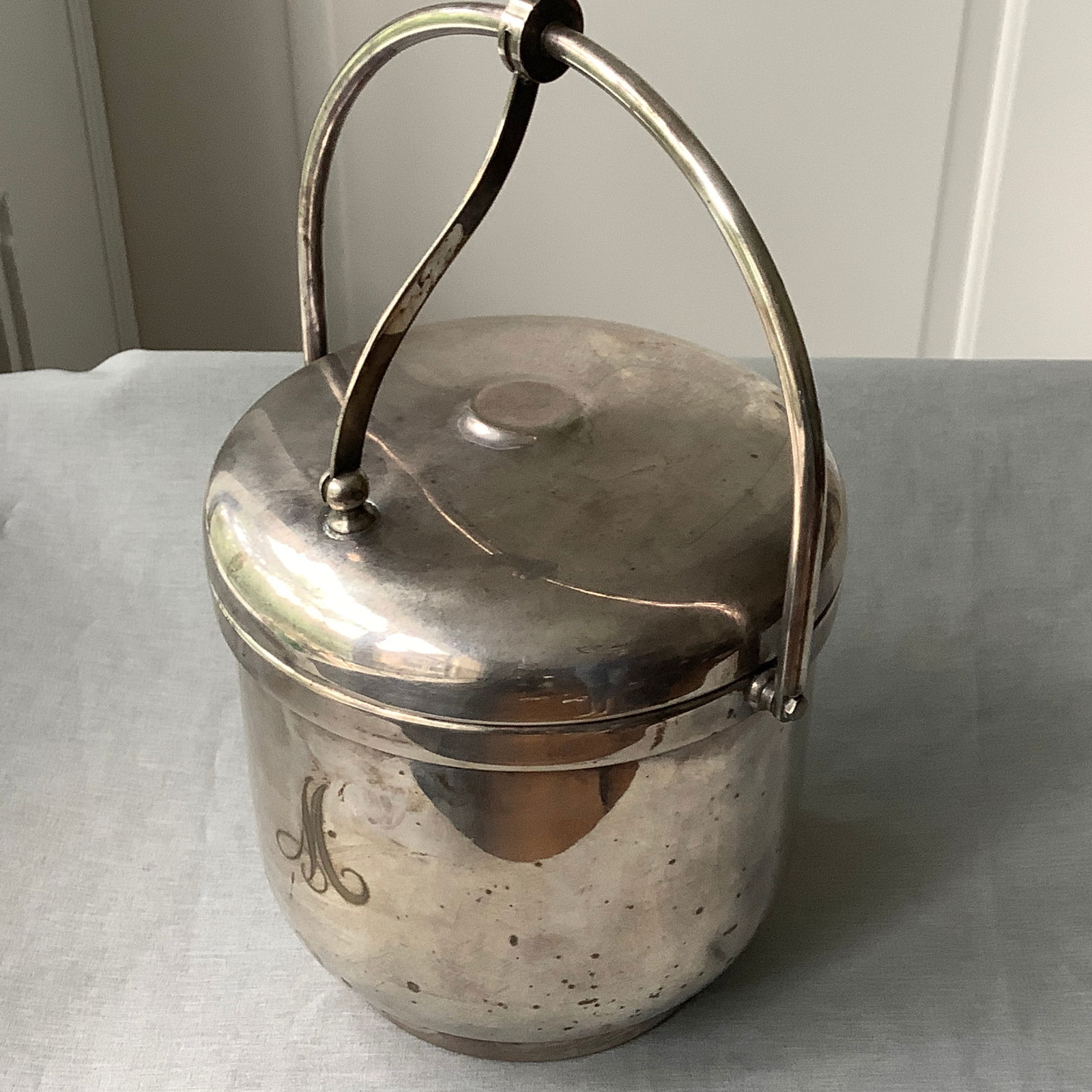 The Sheffield Silver Co Mid Century Ice Bucket with Attached Hinged Lid with Handle (1 of 8)
