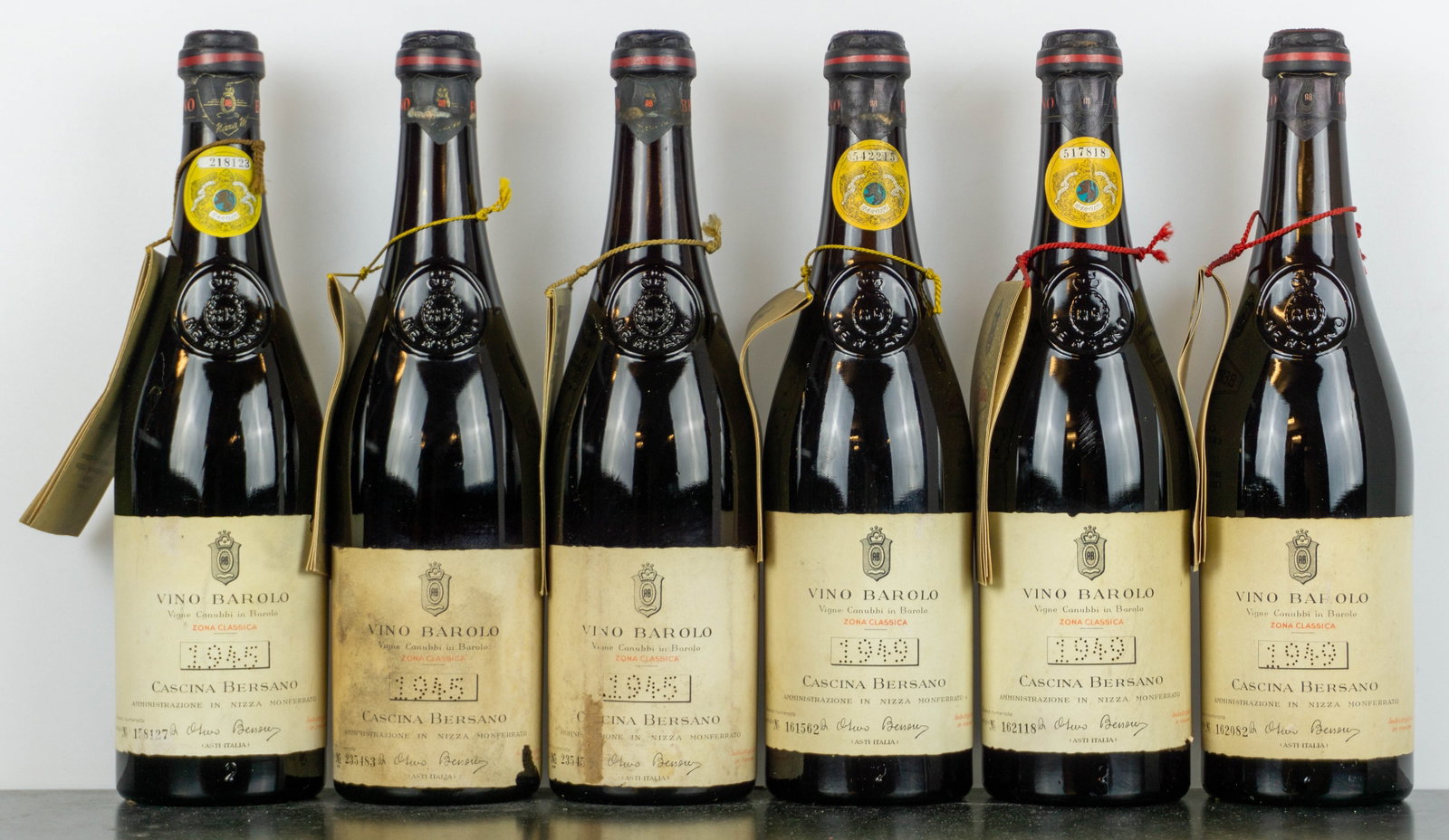 Barolo Bersano: 1945 3x0,75 l & 1949 3x0,75 l. Red Italian wine: Lot of 3 bottles of Barolo Bersano, 1945 vintage & 3 bottles of Barolo Bersano, 1949 vintage. Red wine. ABV 13%. Country: Italy. Region: Piedmont.Stored at controlled temperature and humidity. Conditi