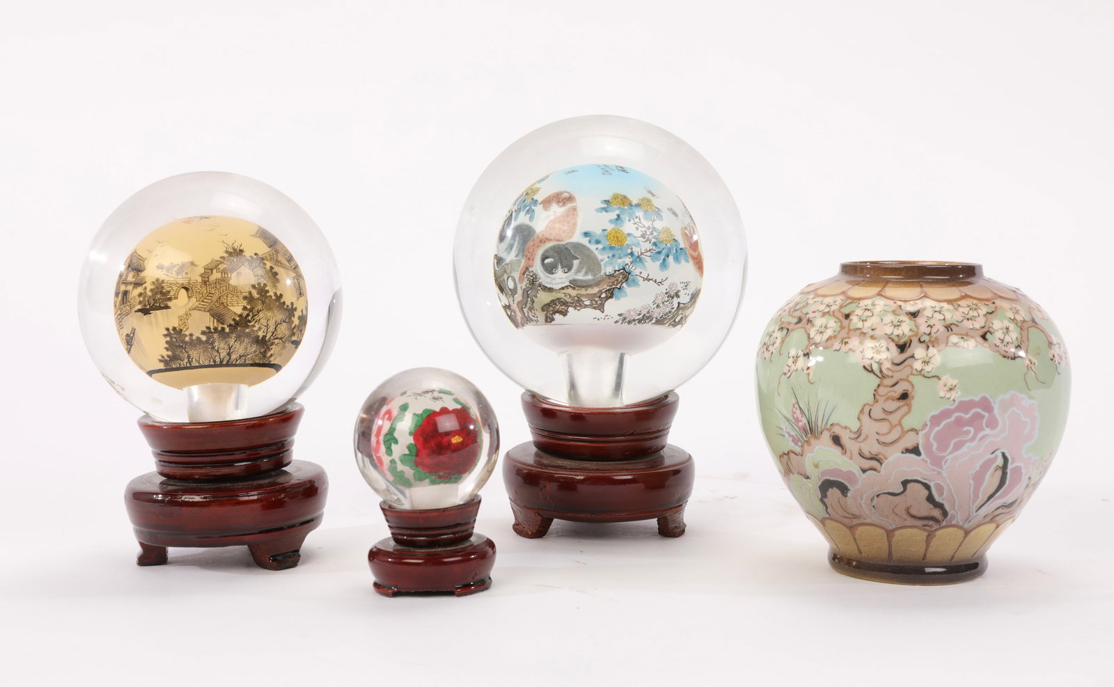 GROUP ASIAN DECOR Japanese Vase & 3 Chinese Glass Balls on Stands (1 of 7)