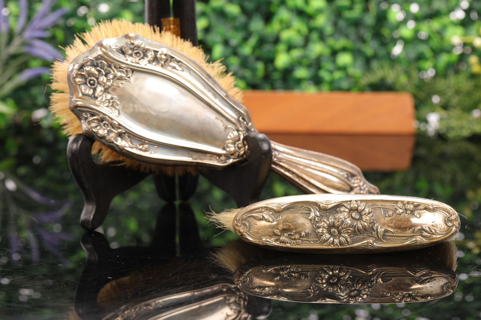 ART NOUVEAU STERLING SILVER REPOUSSÉ 2 VANITY BRUSHES WATROUS (1 of 8)