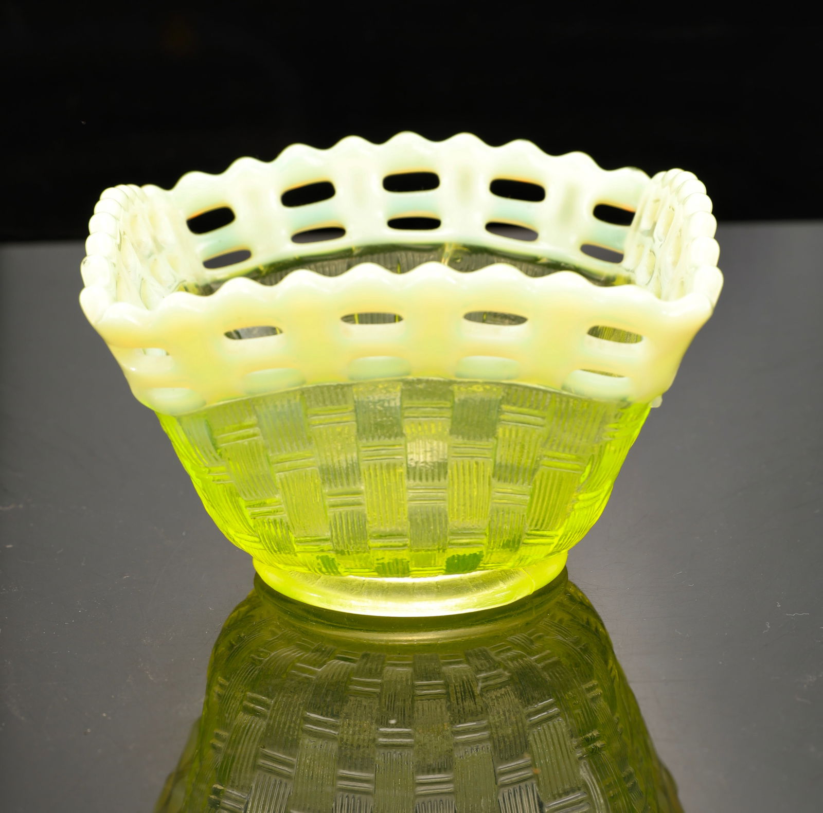 FENTON BASKET WEAVE OPALESCENT YELLOW URANIUM GLASS BOWL (1 of 6)