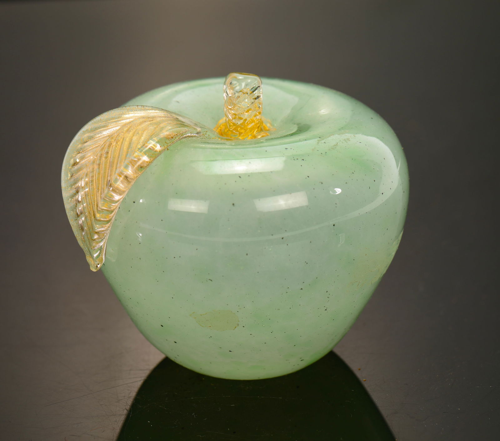 ORIENT & FLUME GREEN GLASS APPLE W/ GOLD LUTZ PAPERWEIGHT (1 of 6)