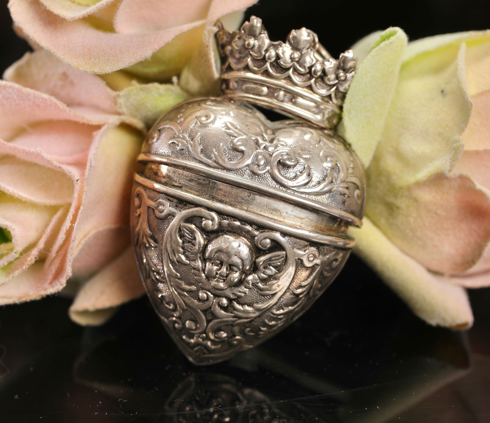 GEORGIAN 18th c, HEART W/ CHERUB STERLING SILVER LOCKET POMANDER VINAIGRETTE (1 of 7)