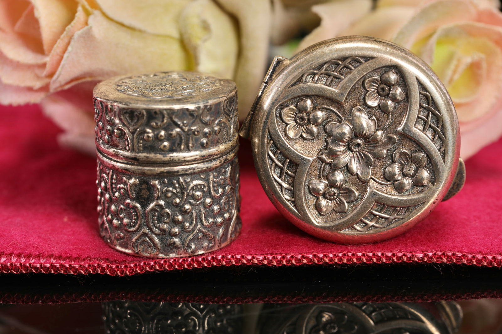 2 VICTORIAN STERLING SILVER PILL / SNUFF BOXES (1 of 11)