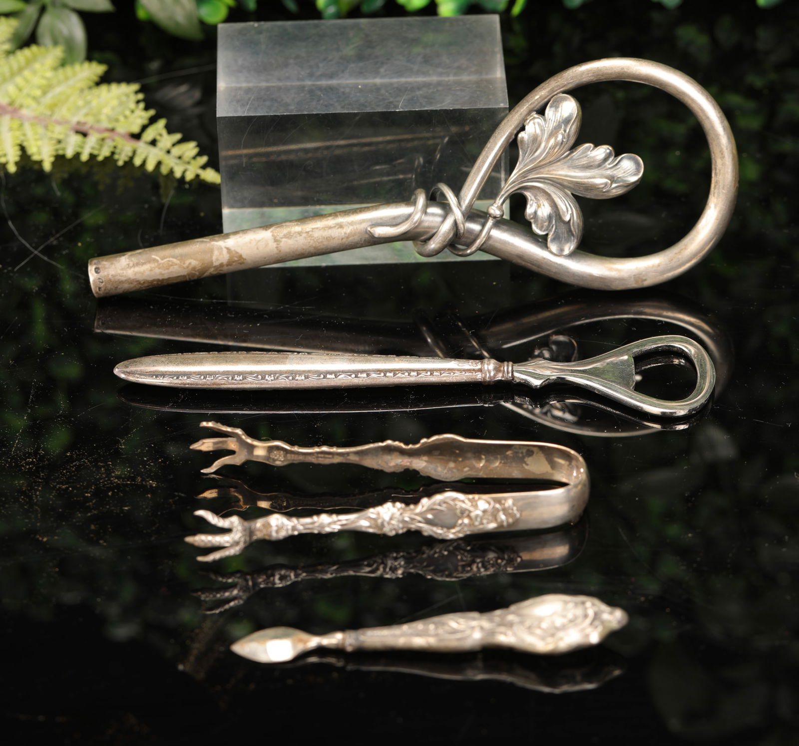 ART NOUVEAU STERLING SILVER VANITY ITEMS GROUP (1 of 16)