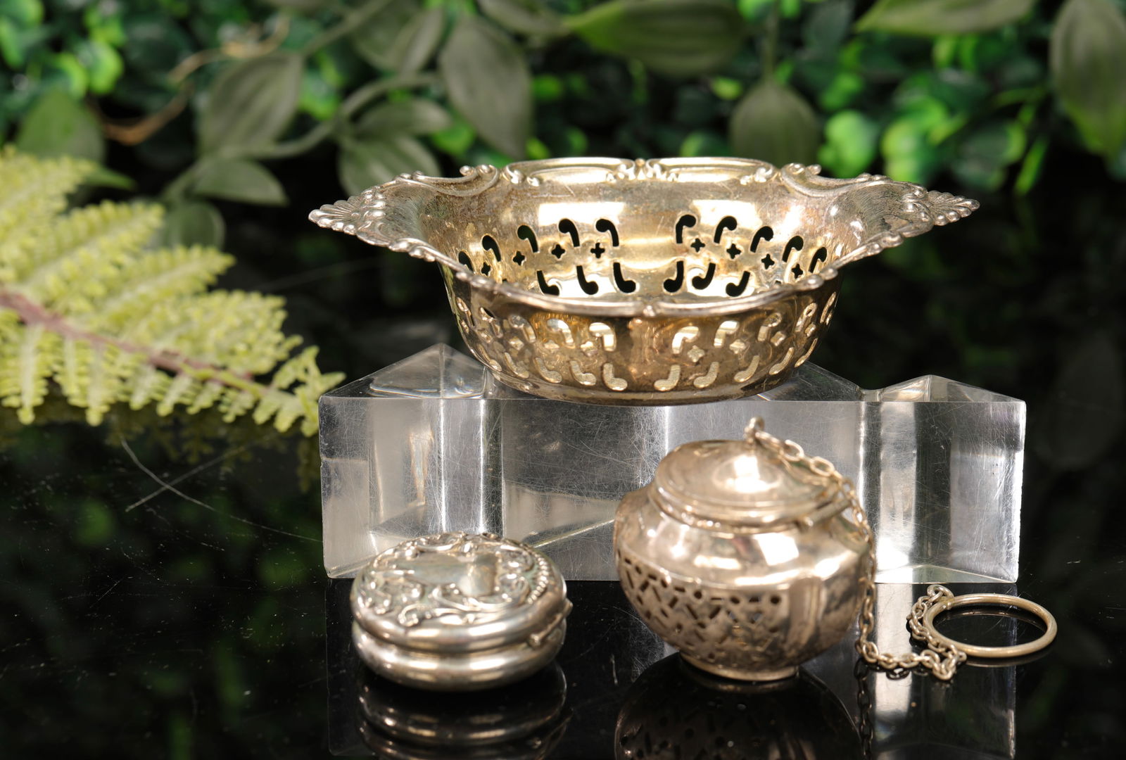 VICTORIAN STERLING SILVER SNUFF BOX, BOWL, & VINAIGRETTE (1 of 10)