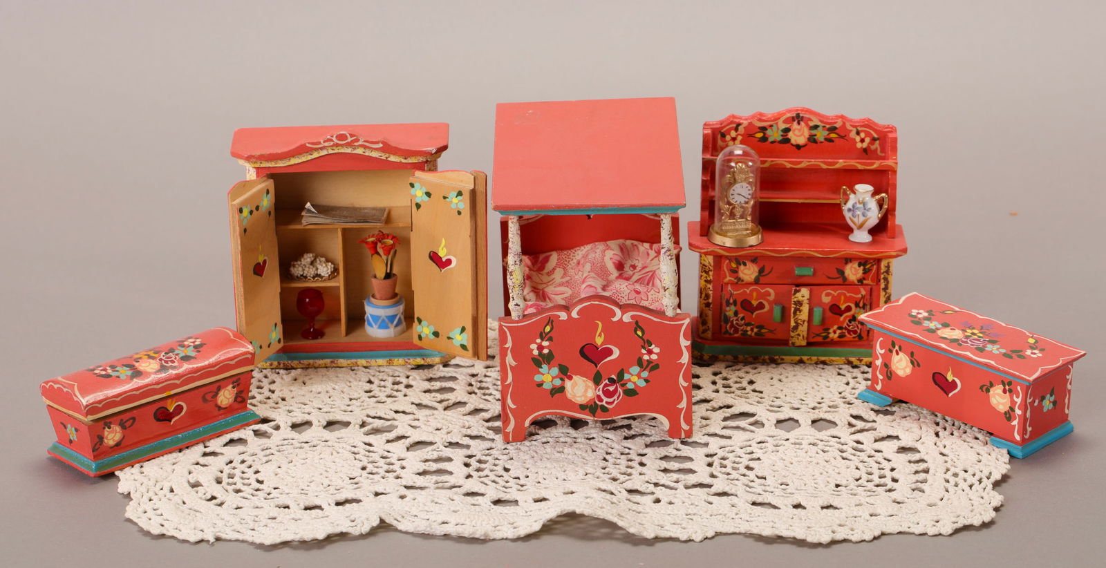 MINIATURE GERMAN DOLLHOUSE DOLL FURNITURE HAND PAINTED (1 of 10)