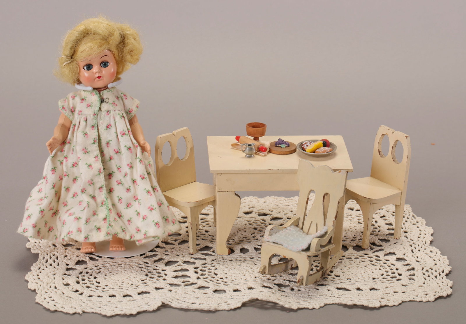 ART DECO DOLLHOUSE MINIATURE DOLL FURNITURE & GINNY TYPE DOLL: A lot of vintage Art Deco? wooden dollhouse or doll furniture. Includes all of the little accessories shown. Also includes the plastic Ginny type doll. Measurements: see last photo