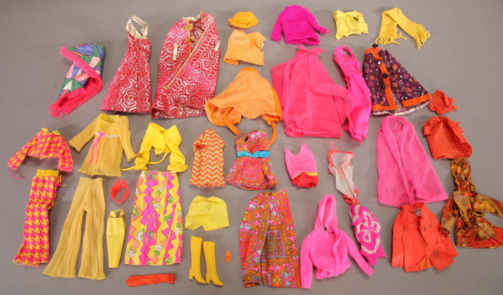 VTG MOD BARBIE DOLL CLOTHING OUTFITS LOT PINKS, YELLOWS, ORANGES (1 of 11)
