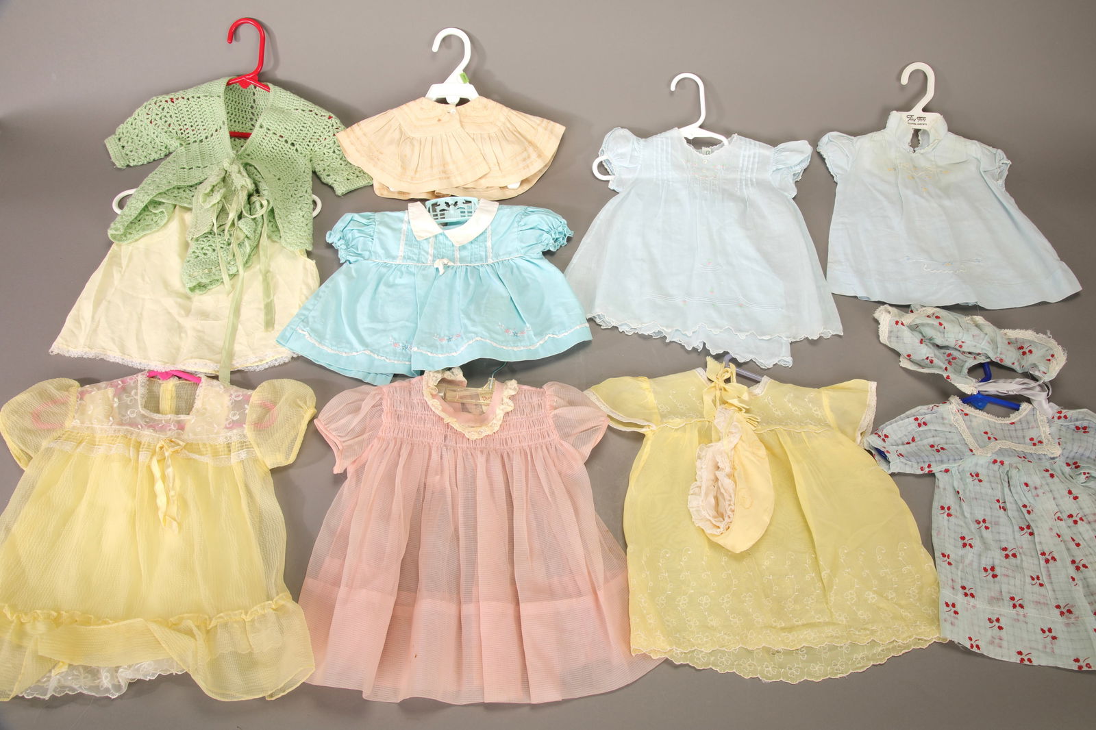 10 ANTIQUE & VINTAGE DOLL / BABAY DRESSES CAPE SWEATER CLOTHES LOT (1 of 6)