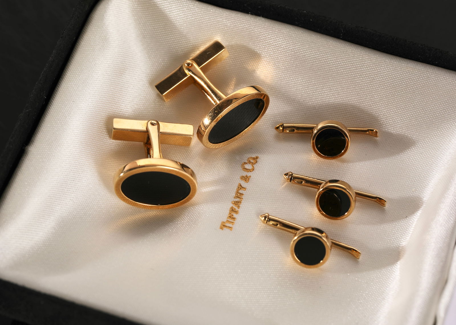 TIFFANY & CO. 18K GOLD CUFFLINKS SET IN BOX (1 of 12)