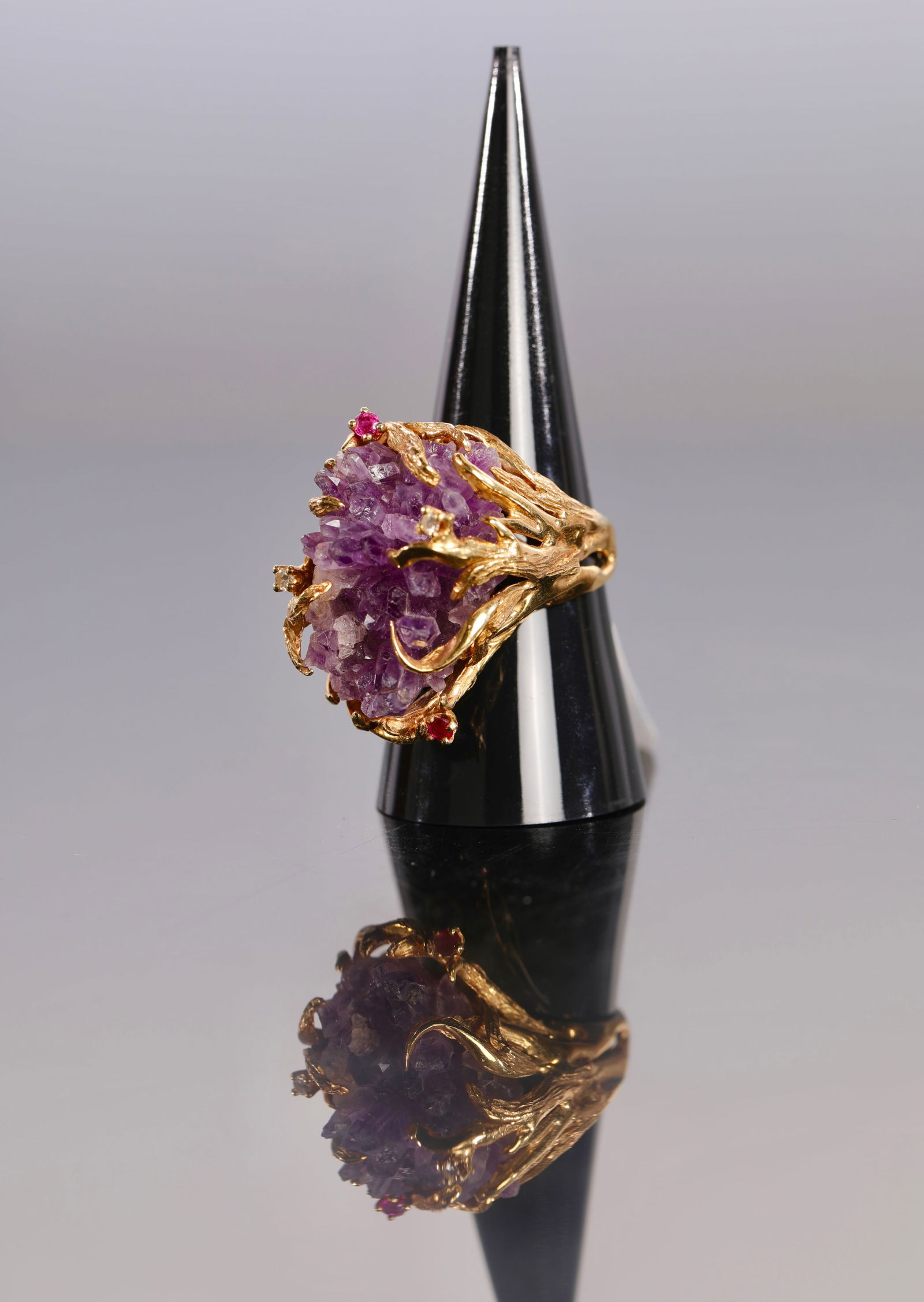BRUTALIST AMETHYST & 18K GOLD & RUBY STATEMENT RING - 4