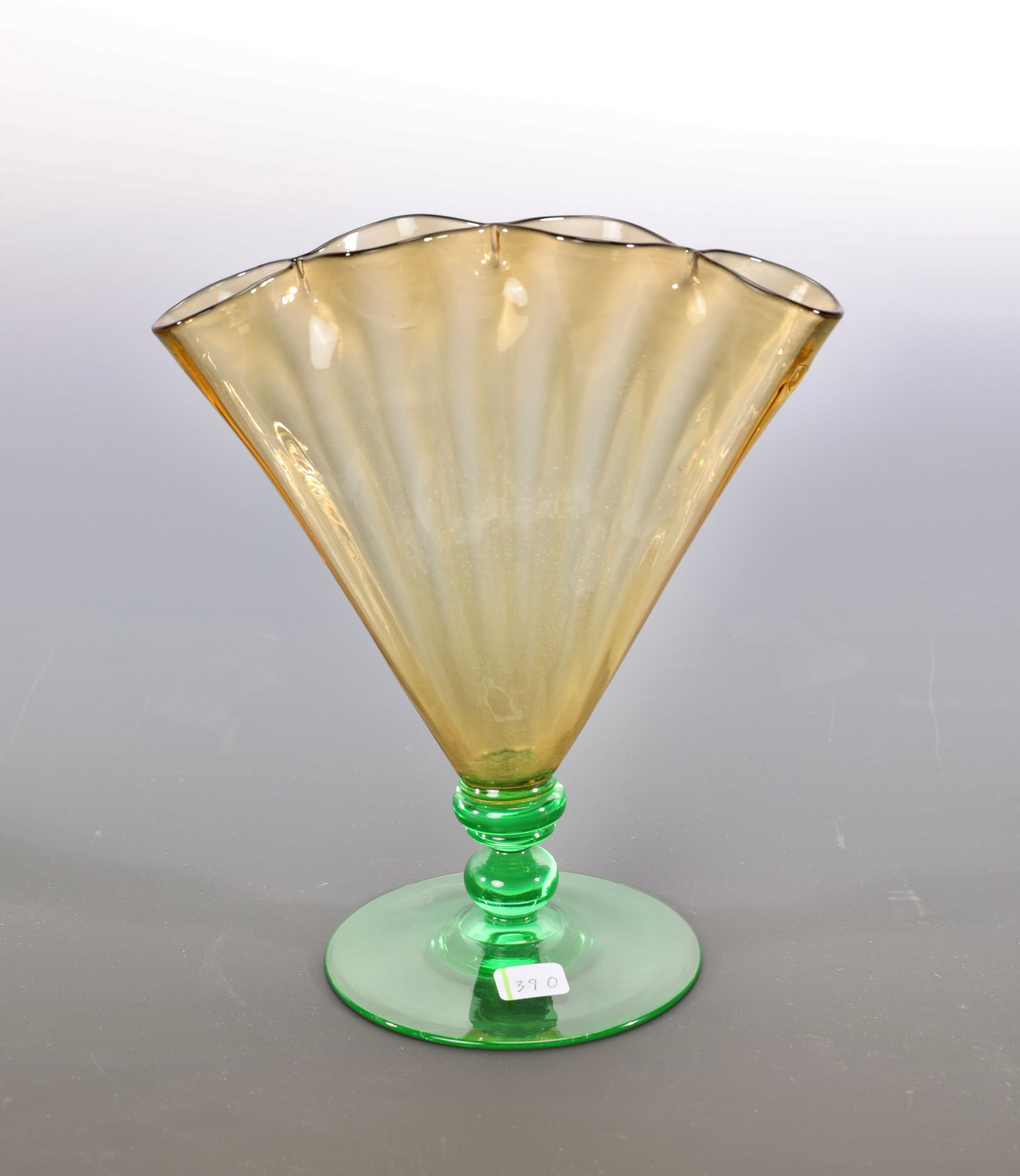 VINTAGE ART GLASS FAN VASE URANIUM BASE (1 of 7)