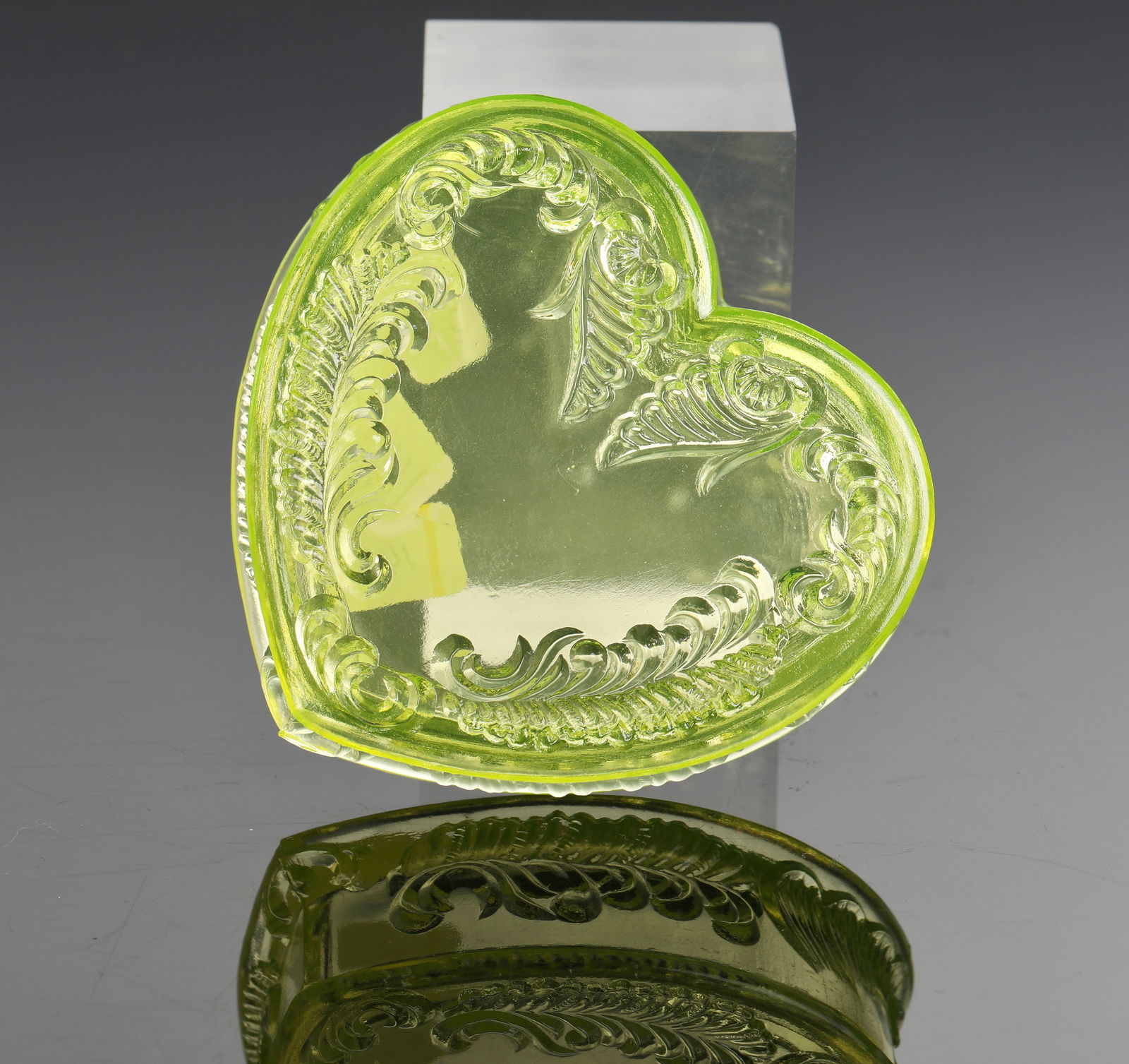 VASELINE GLASS HEART FORM TRINKET / RING BOX (1 of 8)
