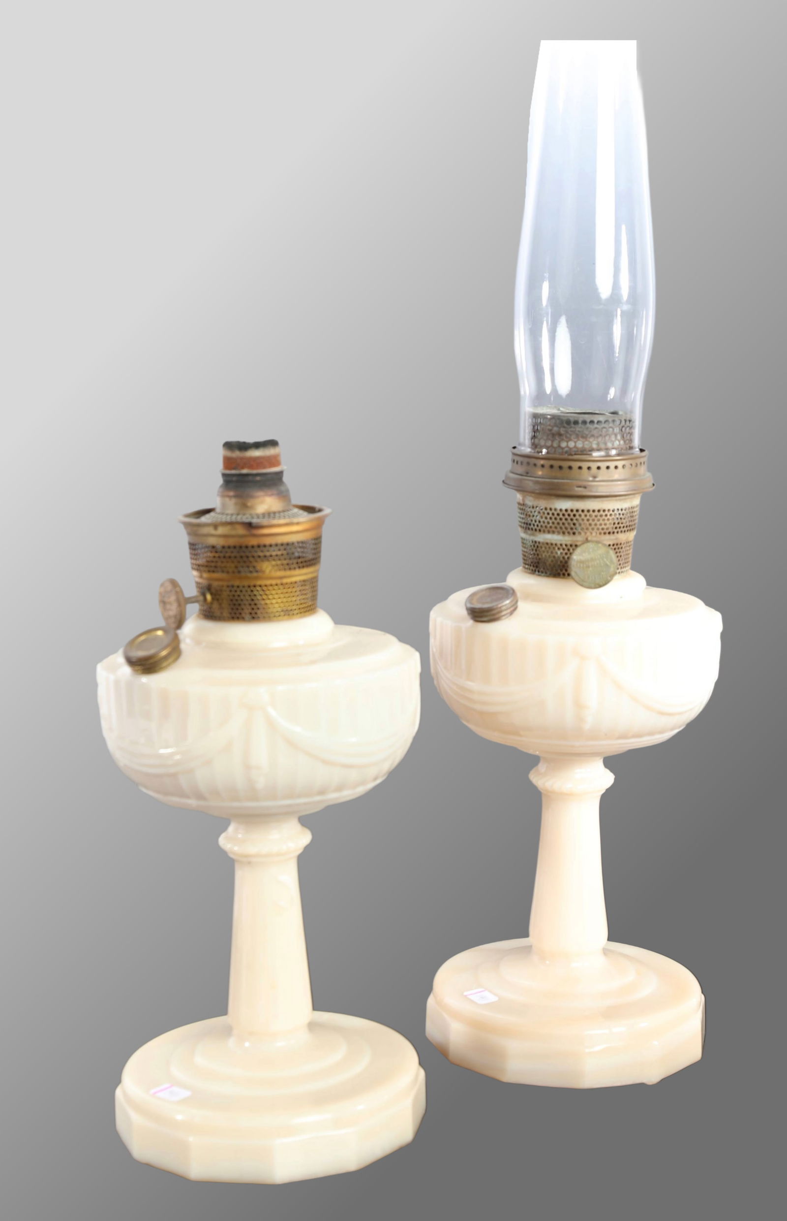 A PAIR OF ALADDIN GLASS LINCOLN DRAPE KEROSENE LAMPS (1 of 10)