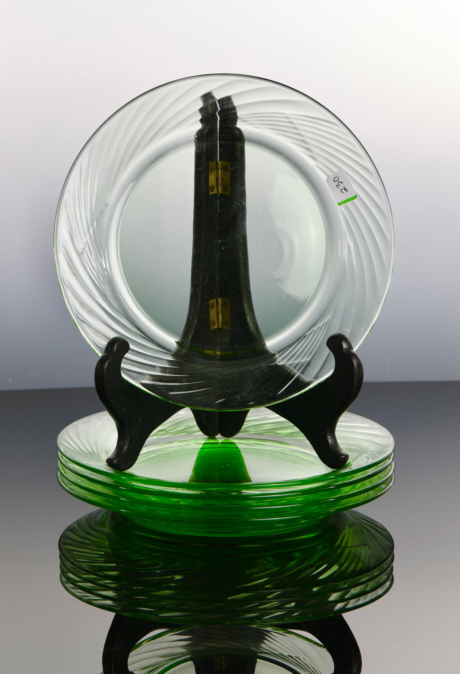 5- 7.5" PYREX FESTIVA SPRING GREEN SWIRL RIM GLASS PLATES: A set of five 7.5" Pyrex Festiva Spring green swirl rim glass plates. Measures: 7.5" diameter INV#- Lime Green 230