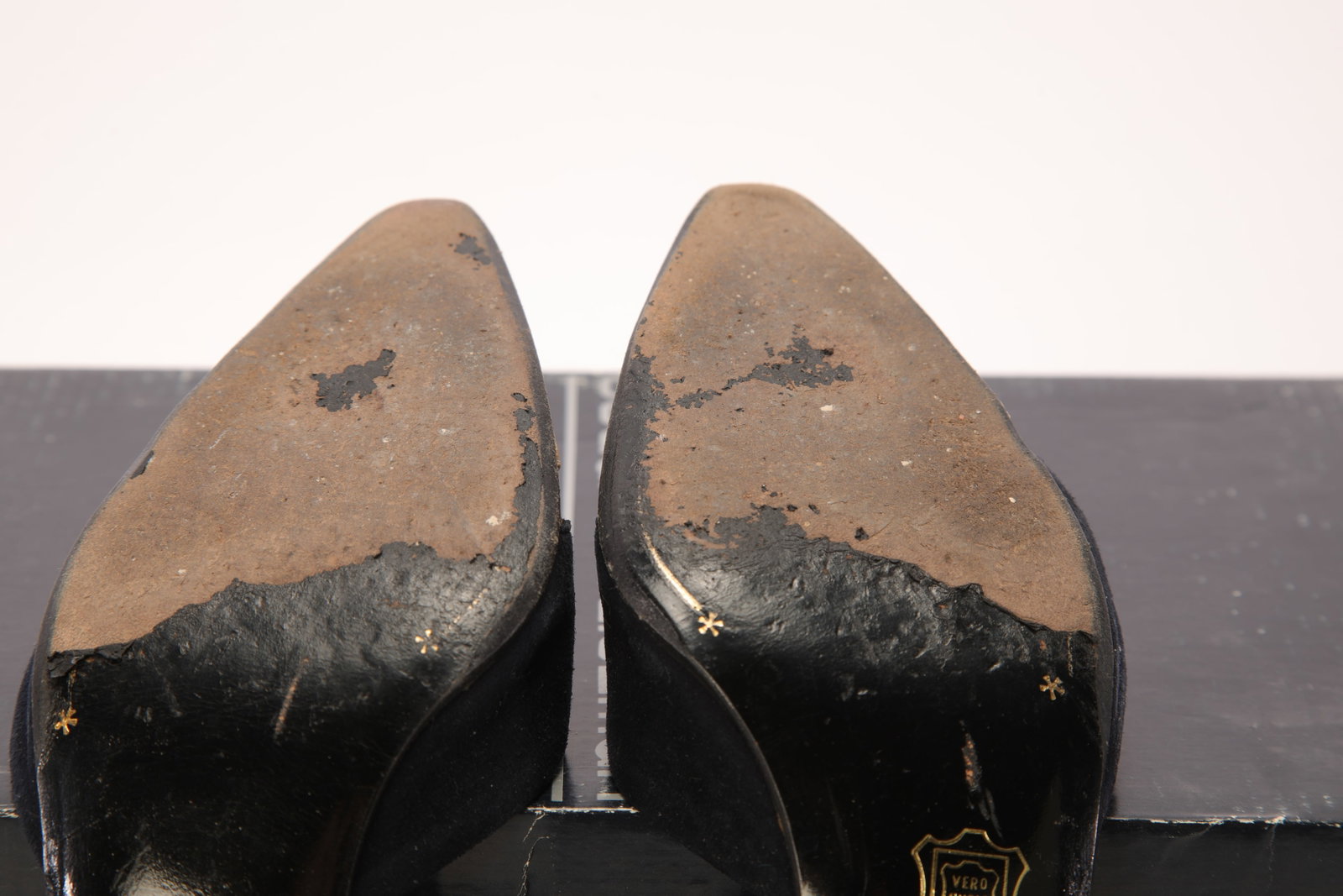 DKNY CAPTOE SLINGBACK TWO-TONE PUMPS - 6