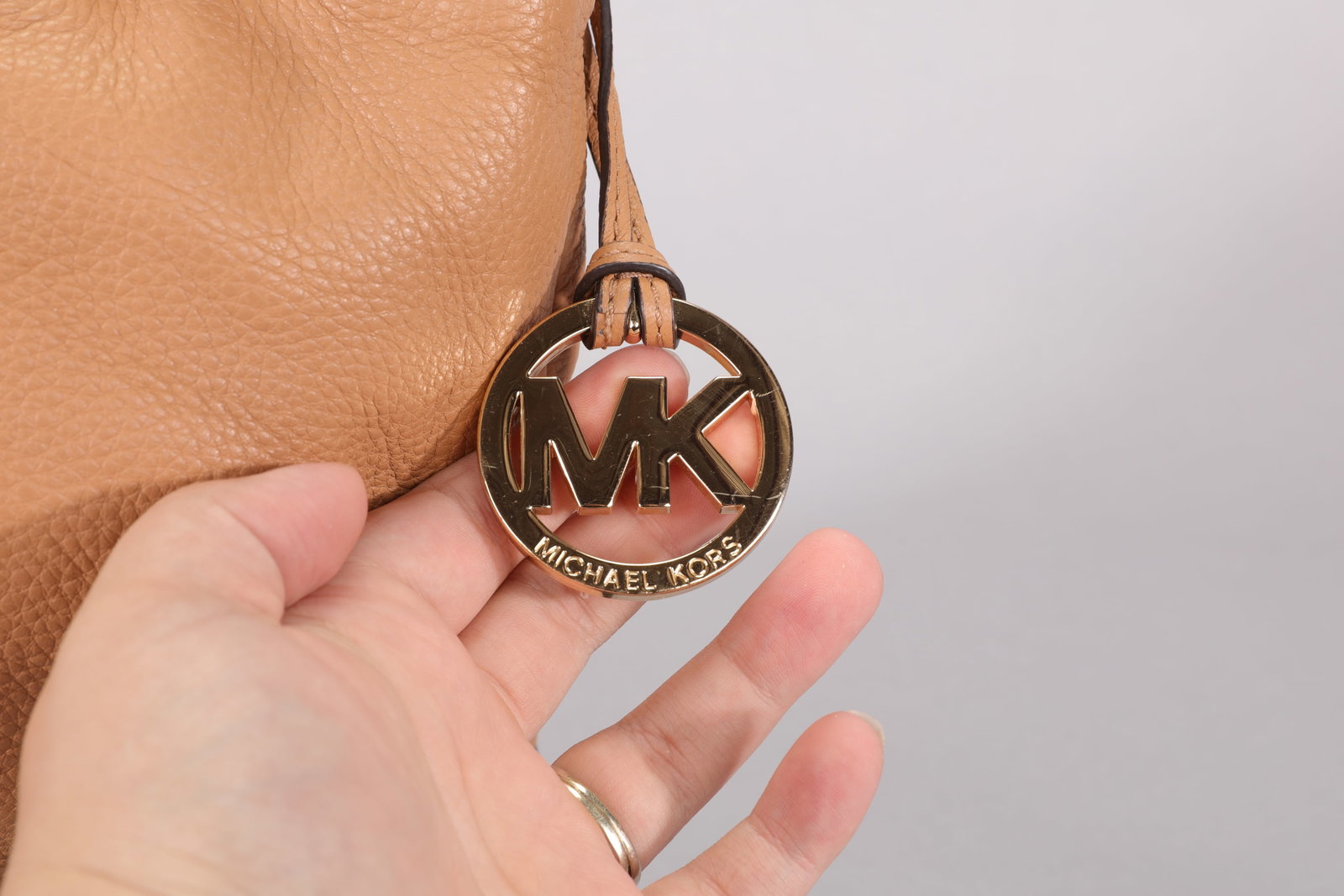 MICHAEL KORS JULES LARGE COLORBLOCK DRAWSTRING HANDBAG - 4