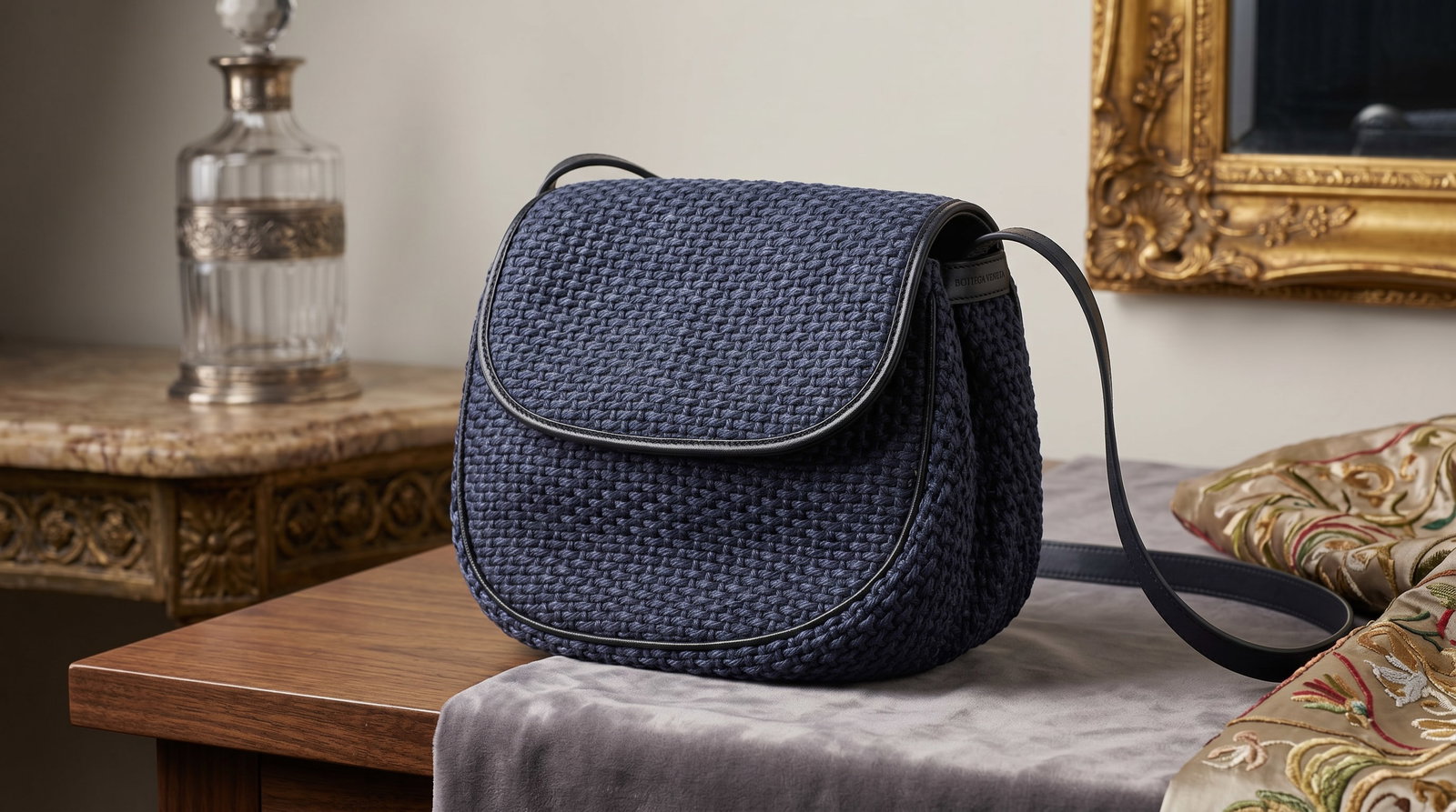 BOTTEGA VENETA INTRECCIATO RAFFIA & LEATHER CROSSBODY HANDBAG: This is a vintage Bottega Veneta Intrecciato Raffia Crossbody Bag in a deep navy.The design is a rare, casual-chic piece from the 1980s or 90s, characterized by the brand's signature weaving technique