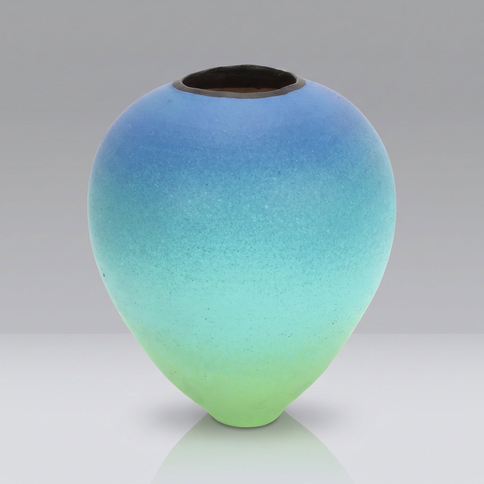 ANDREW MACKE MODERNIST GRADIENT STUDIO ART POTTERY VASE: Andrew Macke Modernist Airbrushed Gradient Studio Pottery Vase This sleek and highly contemporary studio pottery vessel is a wheel-thrown creation by the emerging American ceramic artist Andrew Macke.