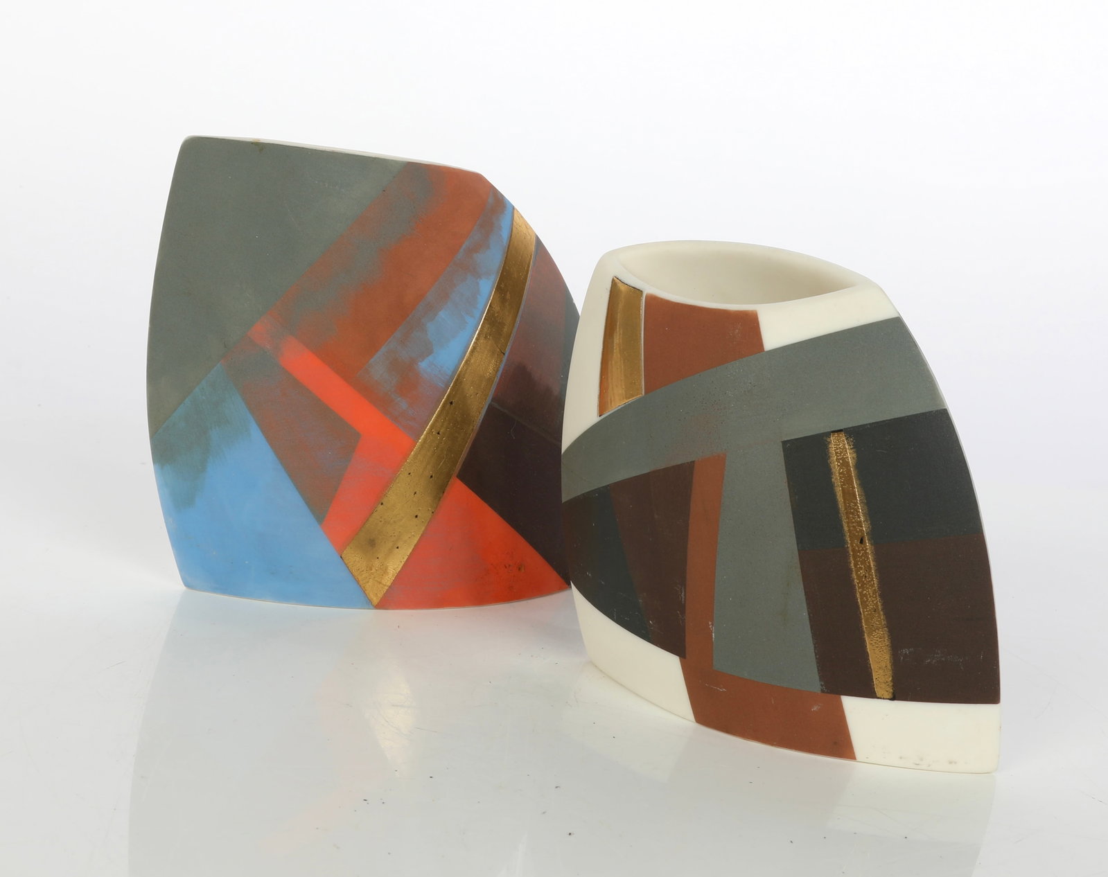 TONY LAVERICK PAIR OF FINE CONTEMPORARY STUDIO PORCELAIN VESSELS: Fine Lot of Two Tony Laverick Contemporary Studio Porcelain Vessels This exceptional online auction lot features a pair of contemporary studio pottery vessels crafted by highly regarded British cerami