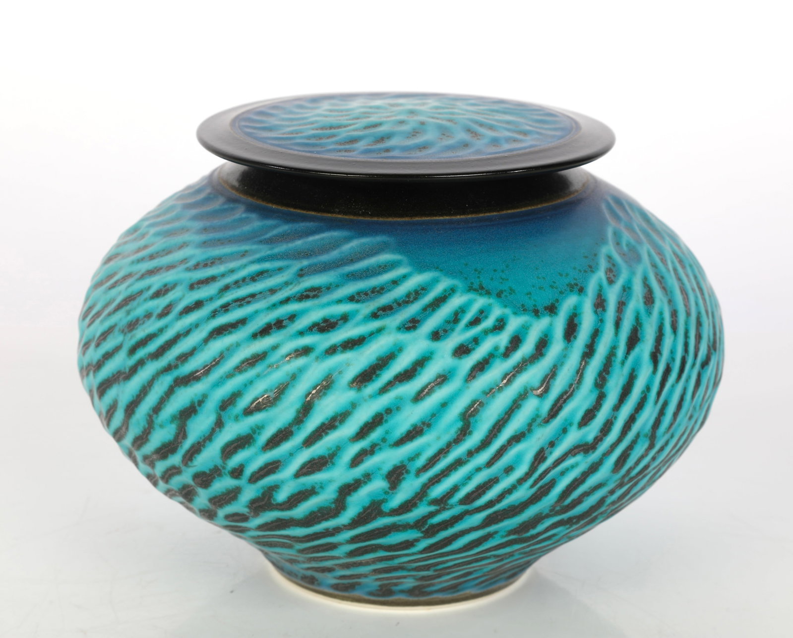 PAUL JESELSKIS STUDIO ART POTTERY TEXTURED LIDDED JAR: Paul Jeselskis Studio Art Pottery Textured Lidded Jar A striking example of contemporary American studio art pottery by master ceramicist Paul Jeselskis. This wheel-thrown vessel features a low, wide