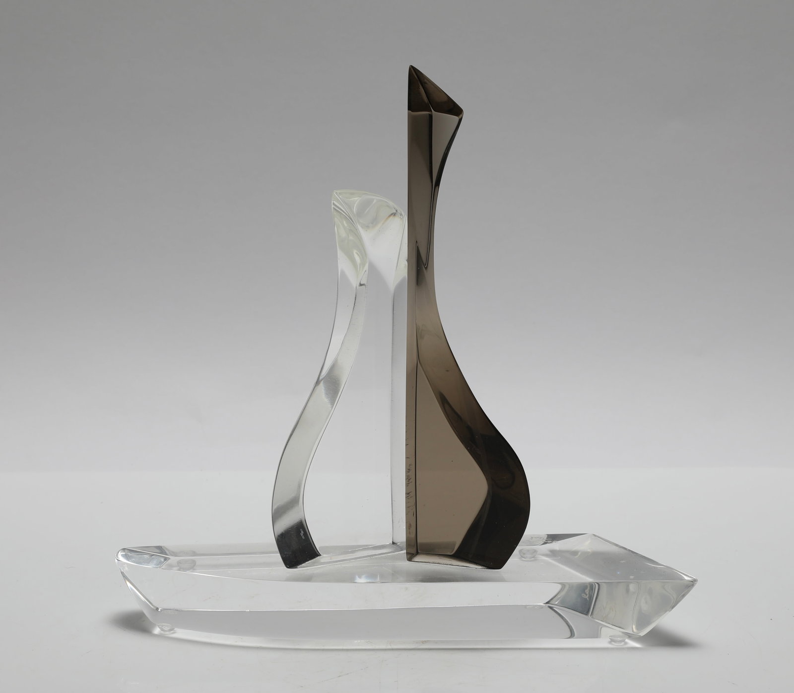 VAN TEAL MID-CENTURY MODERN LUCITE SCULPTURE VanTeal Studios: This auction features a striking mid-century modern style Lucite / acrylic sculpture by the renowned design studio Van Teal. The piece showcases a masterfully executed abstract composition consisting 