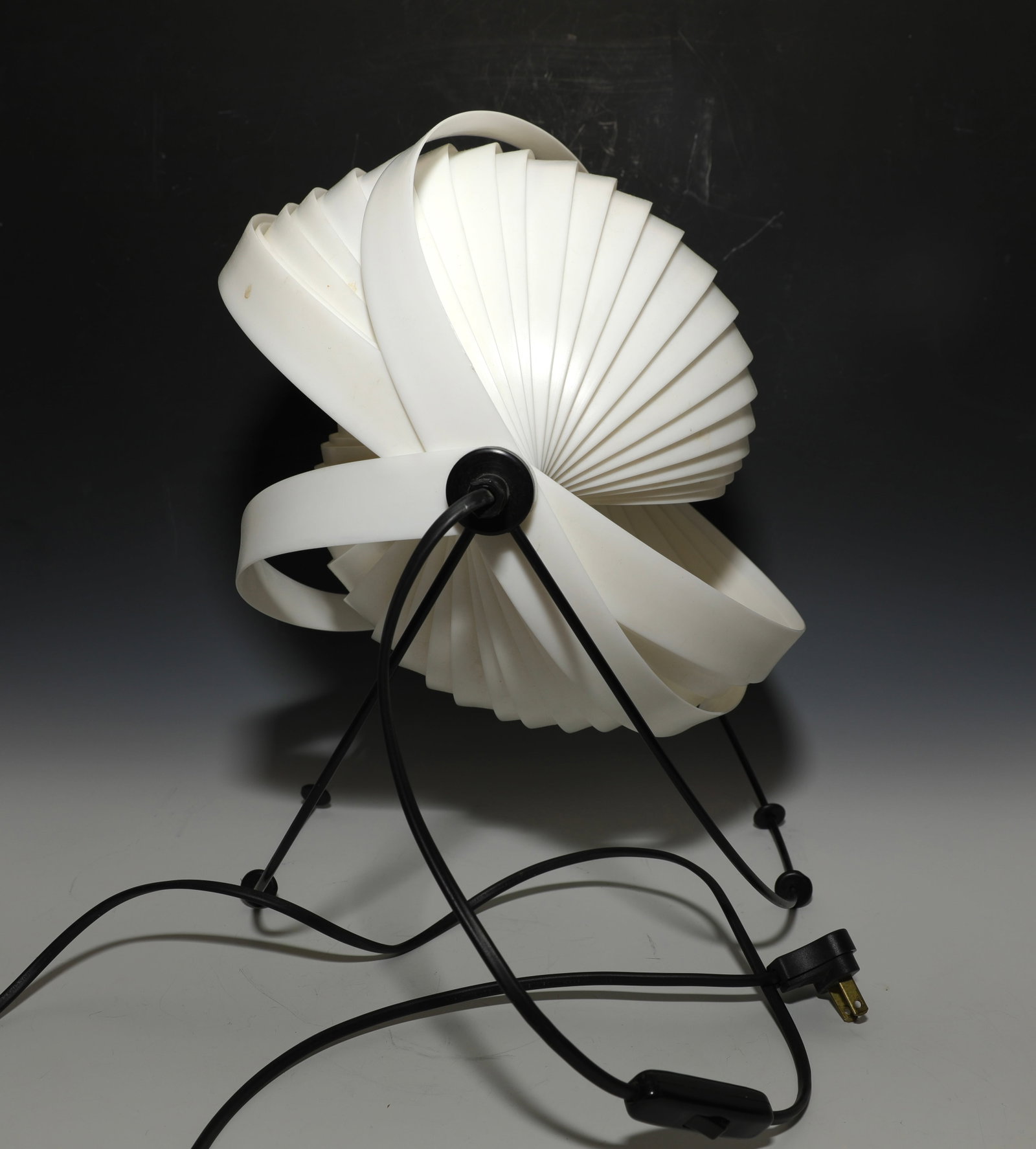 MAURICIO KLABIN 1982 "ECLIPSE" POST-MODERN TABLE LAMP - 10