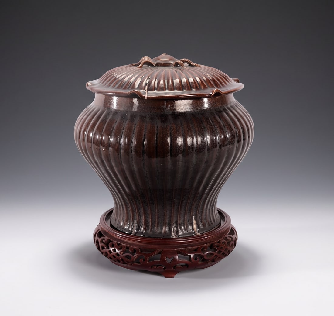 CHINESE FLUTED TEMMOKU GINGER JAR - CRAB & FROG FIGURAL LID:  Auction Listing - Chinese Style Fluted Ginger Jar Lot Title: Antique/Vintage Chinese Style Fluted Temmoku Glazed Lidded Vessel with Carved Wood Stand Description An imposing and