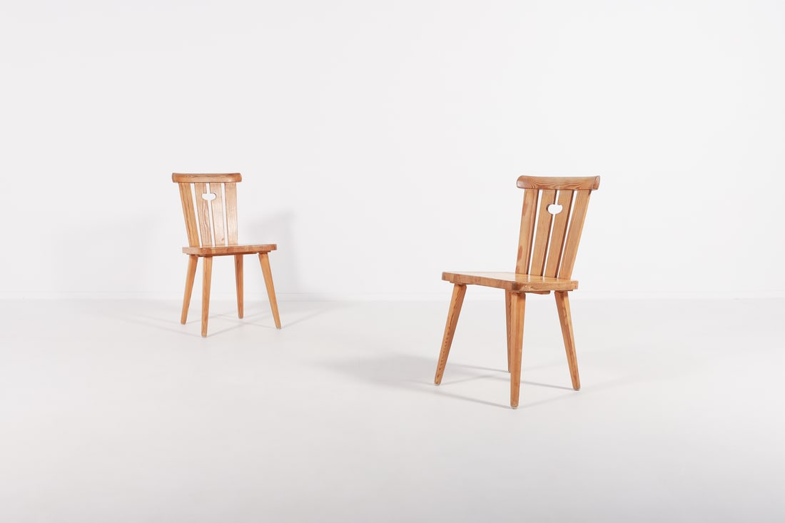 Swedish Modern pine dining set: Modern dining set by Swedish furniture make. Woodworking details that are also present in the designs of Axel Einar Hjorth, Pierre Chapo and Charlotte Perriand.