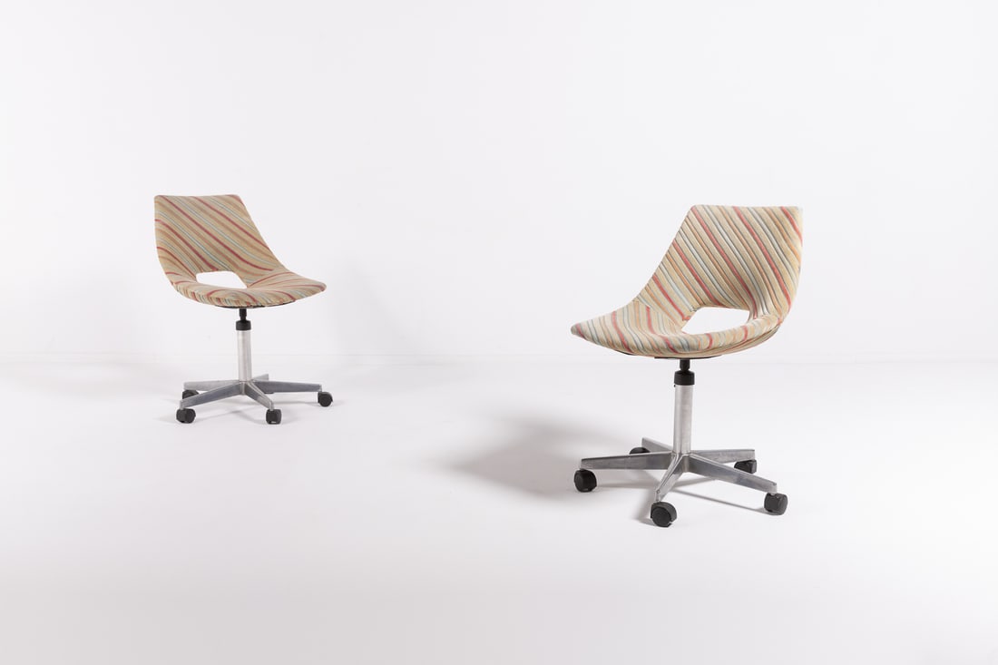 Italian desk chairs by Augusto Bozzi for Saporiti: Pair of swivel desk chairs designed by Augusto Bozzi for Saporiti with five star leg, multicolour fabric seat upholstery. Seat height: 48 cm