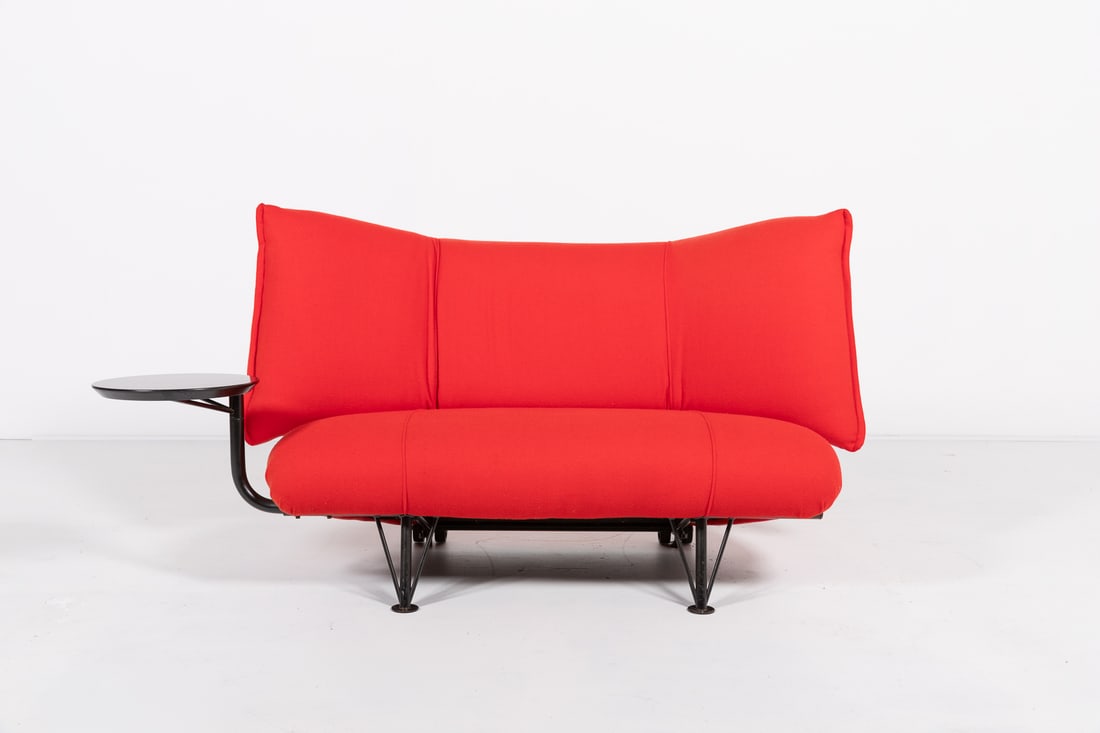 Leolux ‘Colibri’sofa from Jan Armgardt: The sofa has wool fabric upholstery in the original colour. The width varies between 163 and 200 cm. The table has a diameter of 35 cm with a height of 51 cm.